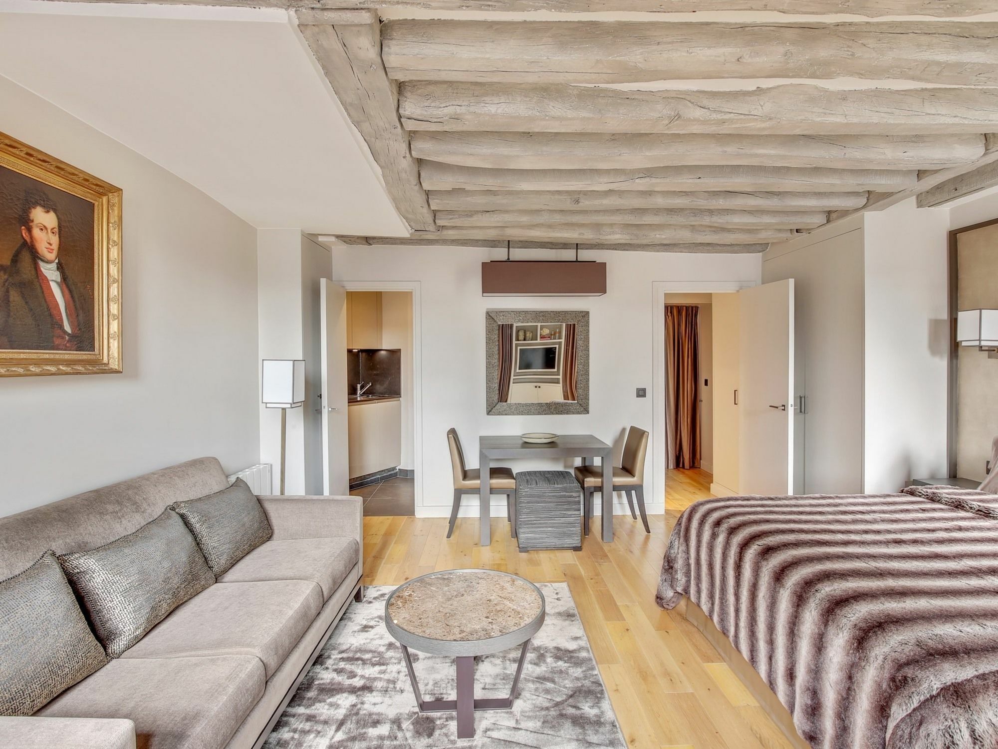 Luxury Louvre Apartment *